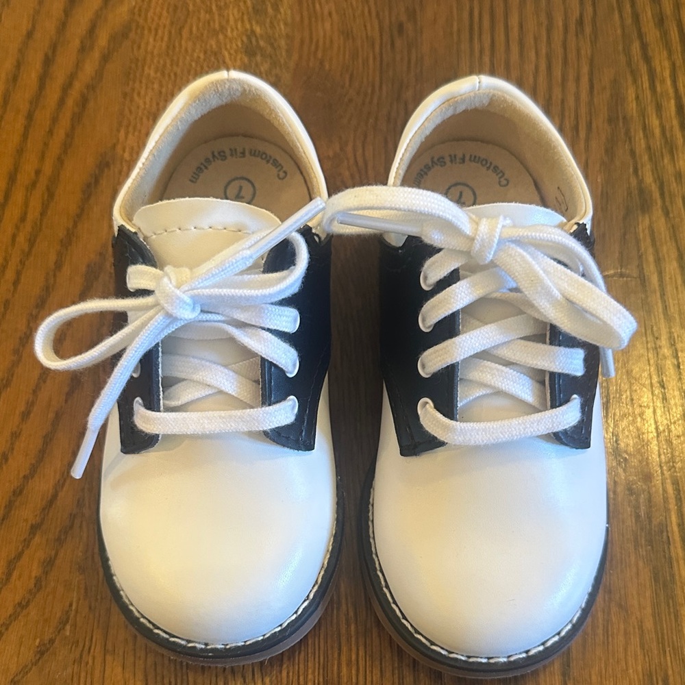FootMates Cheer Oxfords White and Black Dress Shoes for Kids
